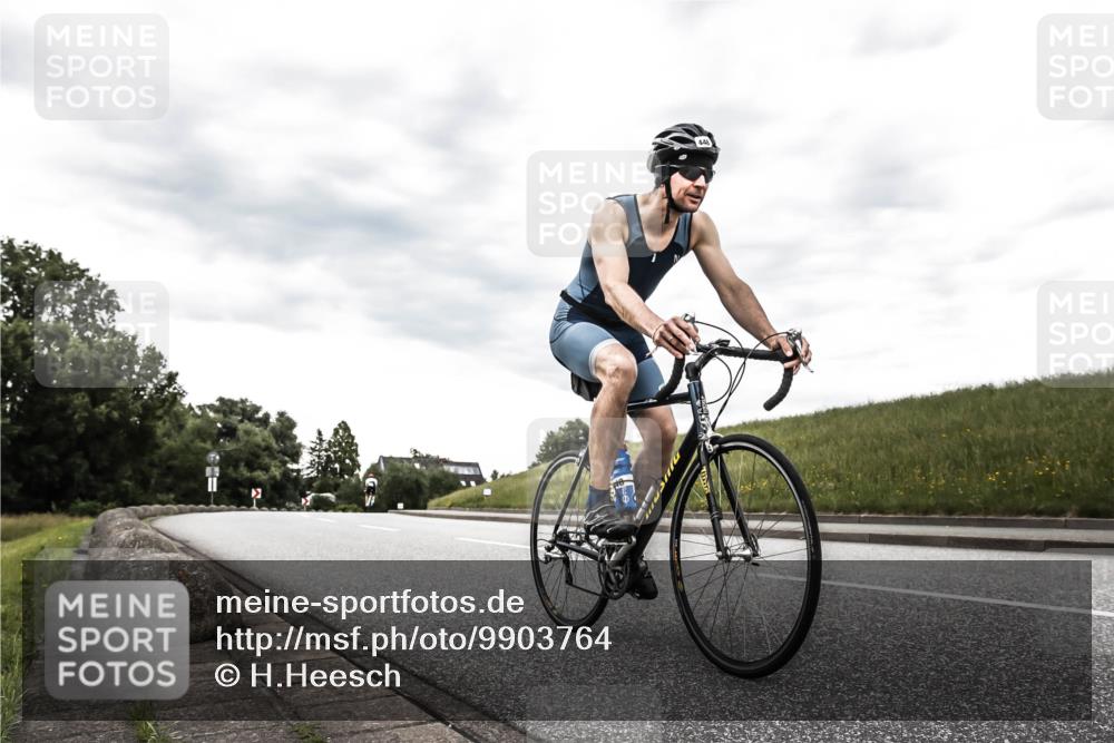 21.06.2026 - 29. Vierlanden-Triathlon H.Heesch http://msf.ph/oto/9903764 21.06.2026 10:15:27 Radfahren 49, 127, 448, 1354 meine-sportfotos.de