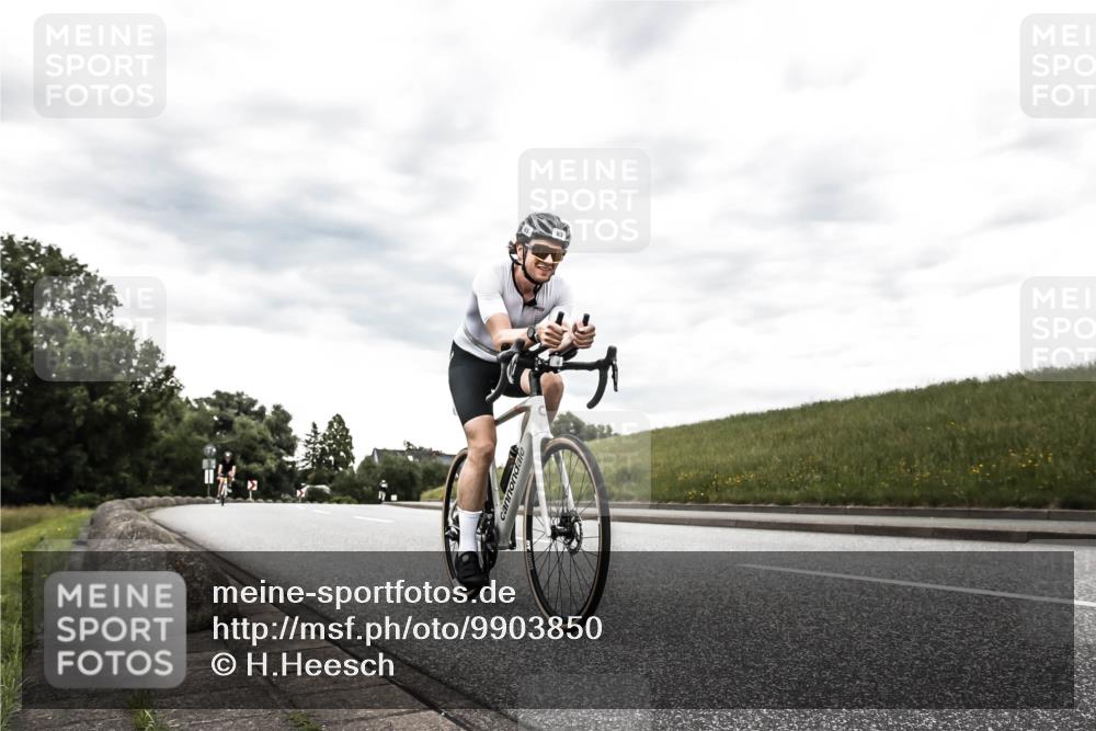 21.06.2026 - 29. Vierlanden-Triathlon H.Heesch http://msf.ph/oto/9903850 21.06.2026 10:16:33 Radfahren 83, 392, 409, 417 meine-sportfotos.de