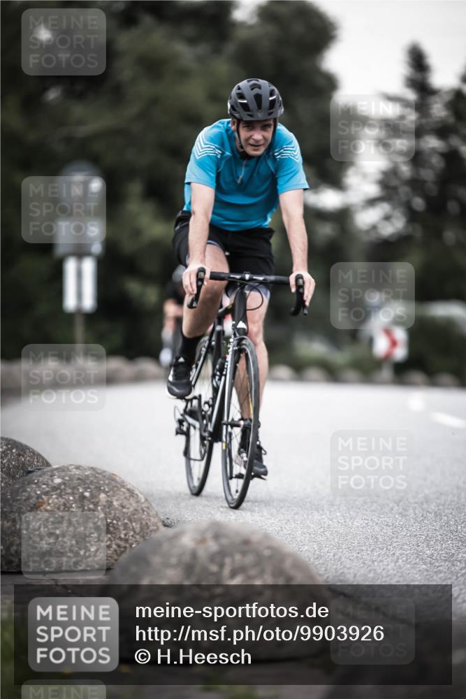 21.06.2026 - 29. Vierlanden-Triathlon H.Heesch http://msf.ph/oto/9903926 21.06.2026 10:19:09 Radfahren 24, 45, 261, 418, 470 meine-sportfotos.de