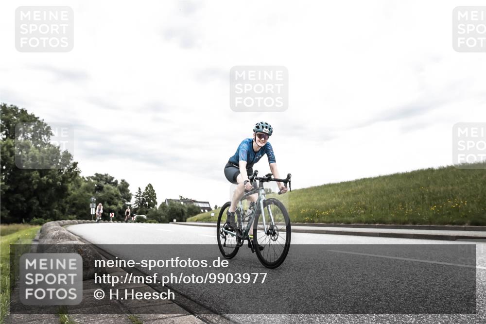 21.06.2026 - 29. Vierlanden-Triathlon H.Heesch http://msf.ph/oto/9903977 21.06.2026 10:23:09 Radfahren 299, 302, 564 meine-sportfotos.de