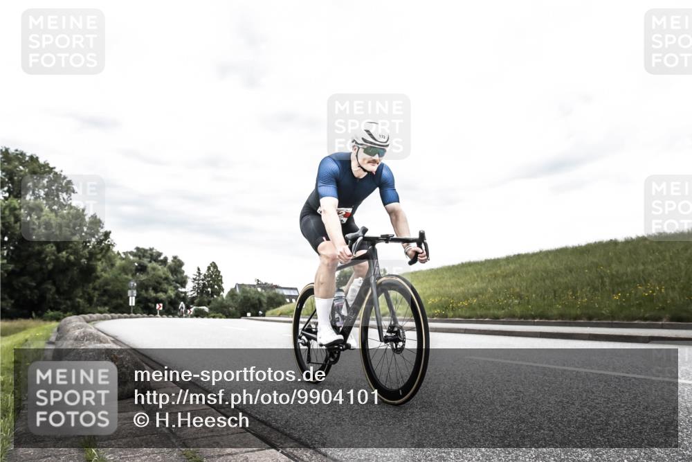 21.06.2026 - 29. Vierlanden-Triathlon H.Heesch http://msf.ph/oto/9904101 21.06.2026 10:24:21 Radfahren 74, 172, 196, 240 meine-sportfotos.de