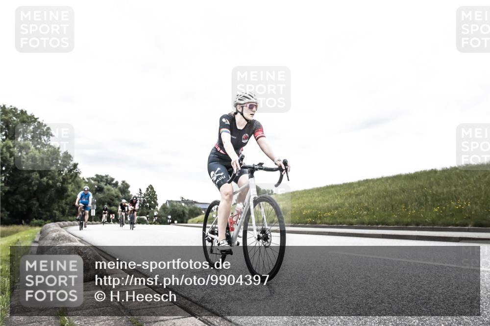 21.06.2026 - 29. Vierlanden-Triathlon H.Heesch http://msf.ph/oto/9904397 21.06.2026 10:26:03 Radfahren 8, 136, 383, 384, 415, 536, 587, 591, 604, 1355 meine-sportfotos.de