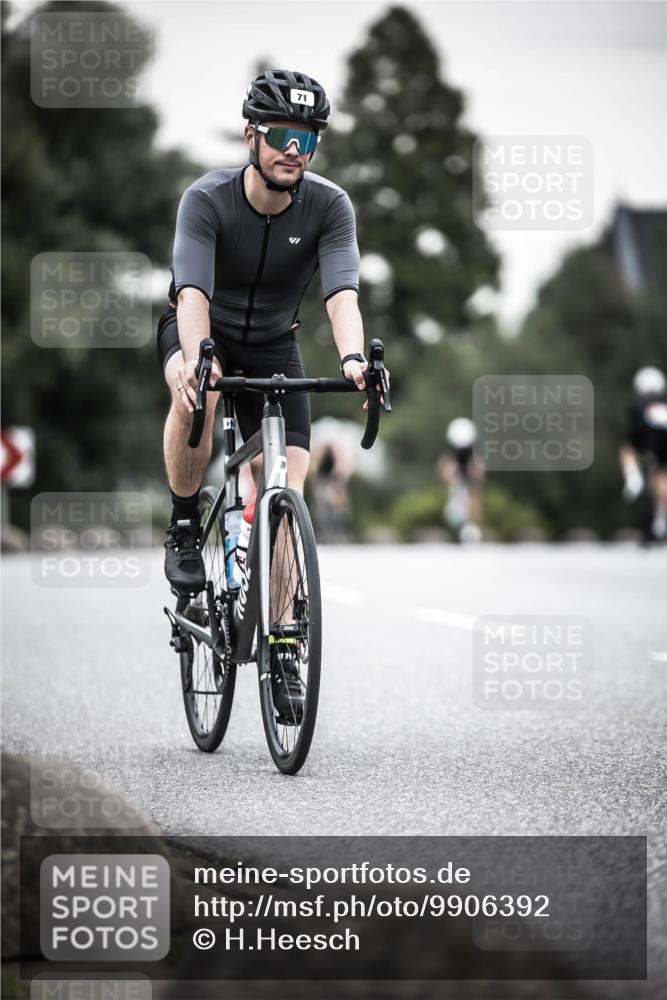21.06.2026 - 29. Vierlanden-Triathlon H.Heesch http://msf.ph/oto/9906392 21.06.2026 10:24:40 Radfahren 71, 207, 509, 562 meine-sportfotos.de