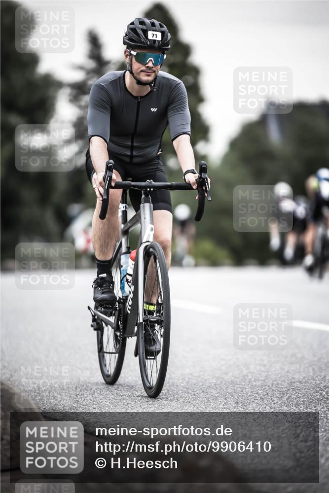 21.06.2026 - 29. Vierlanden-Triathlon H.Heesch http://msf.ph/oto/9906410 21.06.2026 10:24:40 Radfahren 71, 207, 509, 562 meine-sportfotos.de