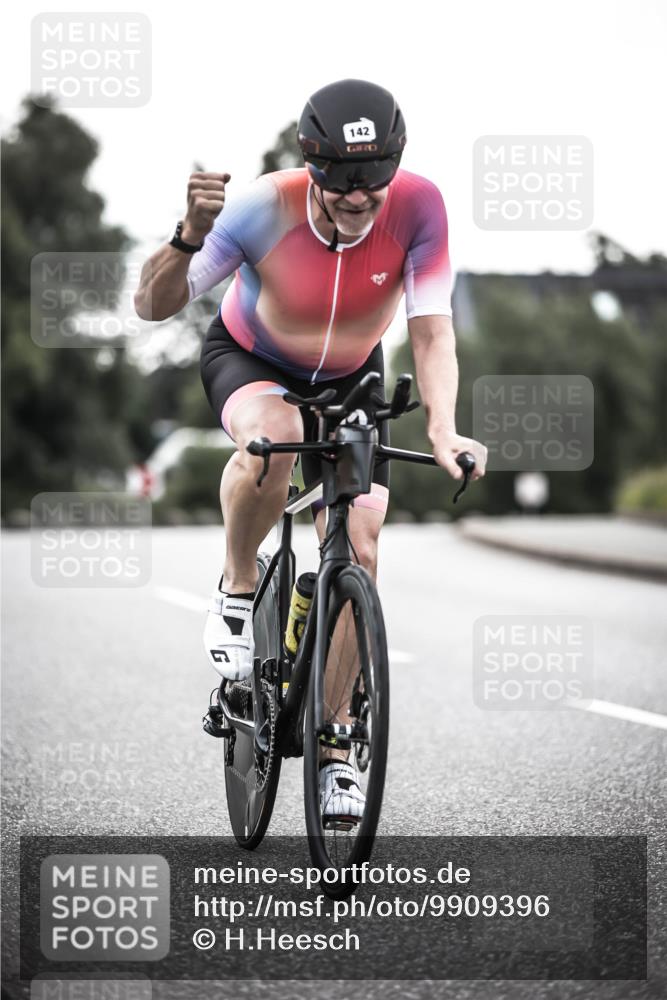 21.06.2026 - 29. Vierlanden-Triathlon H.Heesch http://msf.ph/oto/9909396 21.06.2026 09:29:14 Radfahren 5, 142, 181, 195 meine-sportfotos.de