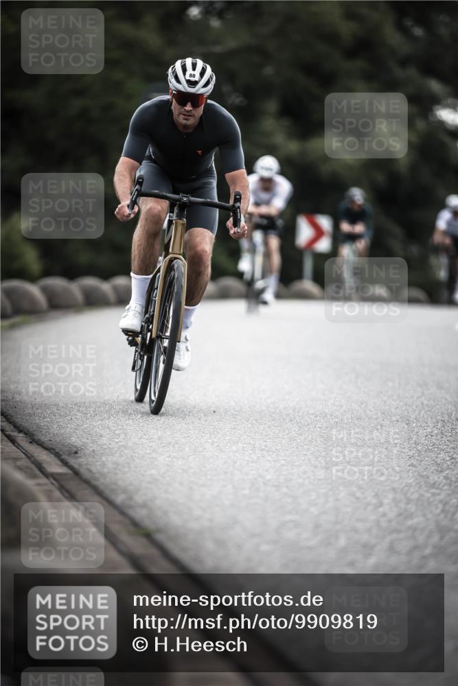 21.06.2026 - 29. Vierlanden-Triathlon H.Heesch http://msf.ph/oto/9909819 21.06.2026 09:29:55 Radfahren 7, 38, 67, 82, 88, 100, 109 meine-sportfotos.de