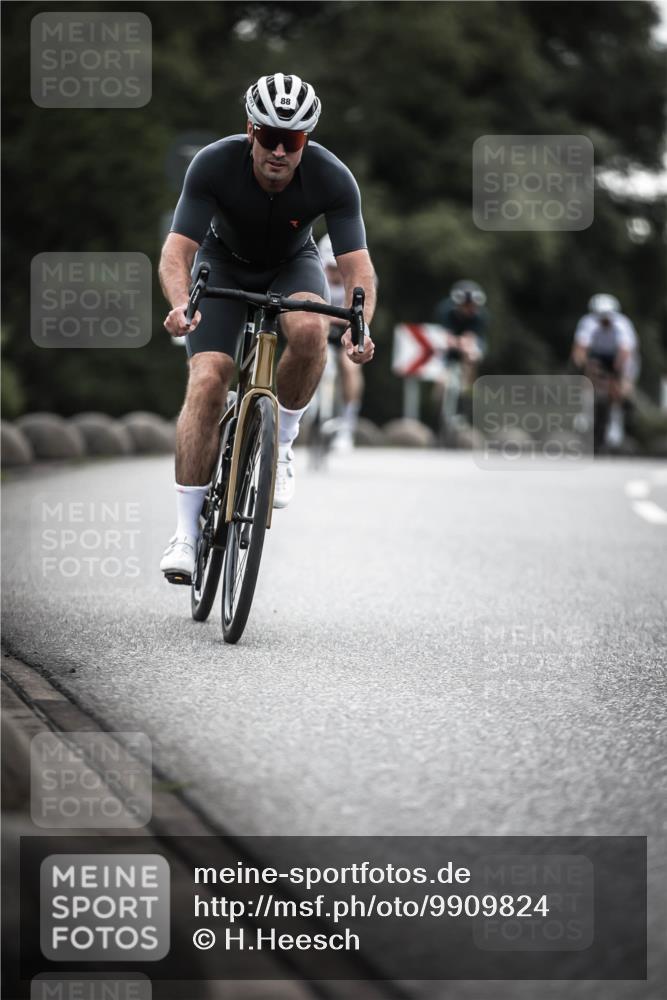 21.06.2026 - 29. Vierlanden-Triathlon H.Heesch http://msf.ph/oto/9909824 21.06.2026 09:29:55 Radfahren 7, 38, 67, 82, 88, 100, 109 meine-sportfotos.de