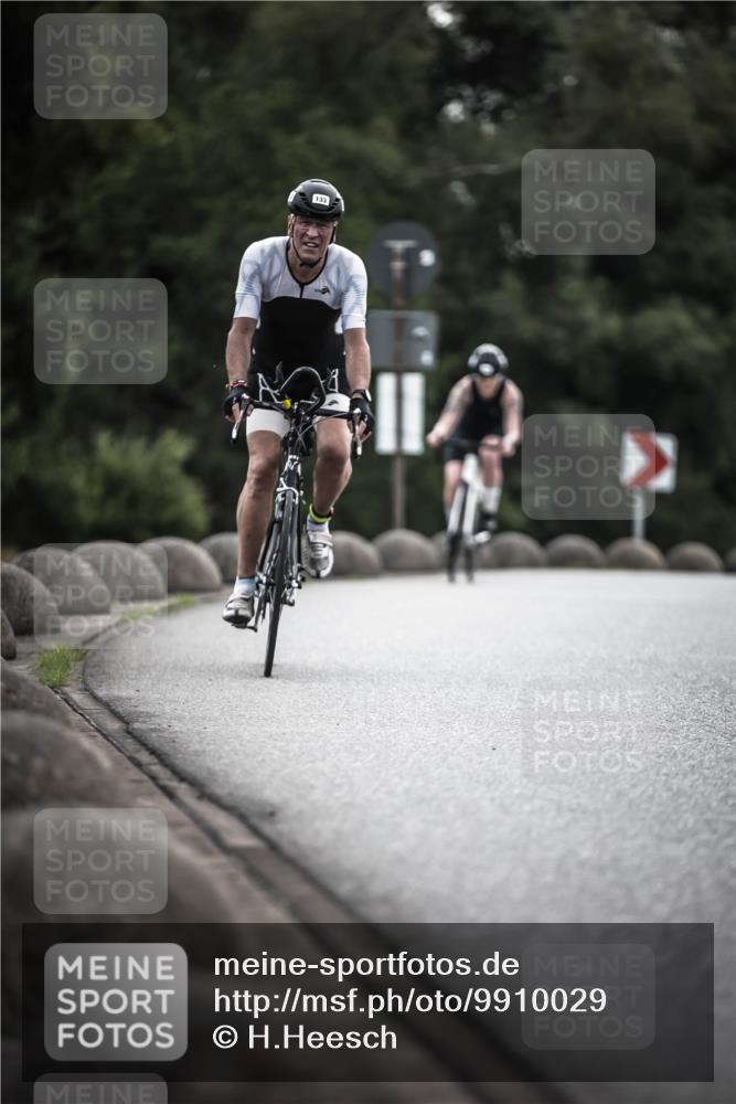 21.06.2026 - 29. Vierlanden-Triathlon H.Heesch http://msf.ph/oto/9910029 21.06.2026 09:30:21 Radfahren 80, 118, 133, 246 meine-sportfotos.de