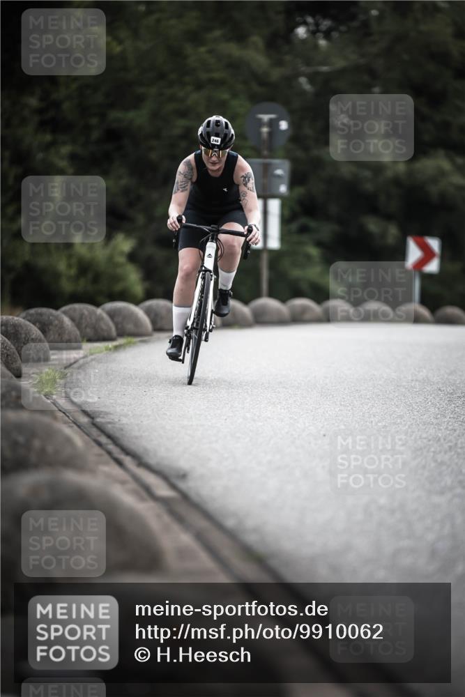 21.06.2026 - 29. Vierlanden-Triathlon H.Heesch http://msf.ph/oto/9910062 21.06.2026 09:30:23 Radfahren 80, 133, 246 meine-sportfotos.de