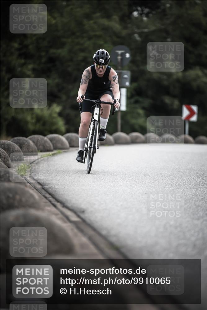 21.06.2026 - 29. Vierlanden-Triathlon H.Heesch http://msf.ph/oto/9910065 21.06.2026 09:30:23 Radfahren 80, 133, 246 meine-sportfotos.de