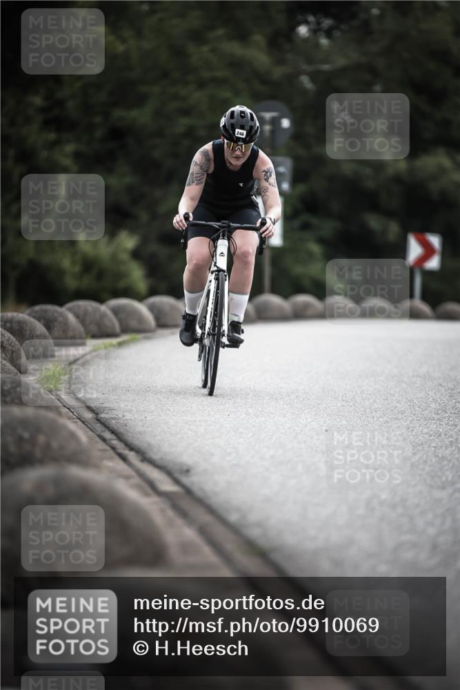 21.06.2026 - 29. Vierlanden-Triathlon H.Heesch http://msf.ph/oto/9910069 21.06.2026 09:30:23 Radfahren 80, 133, 246 meine-sportfotos.de
