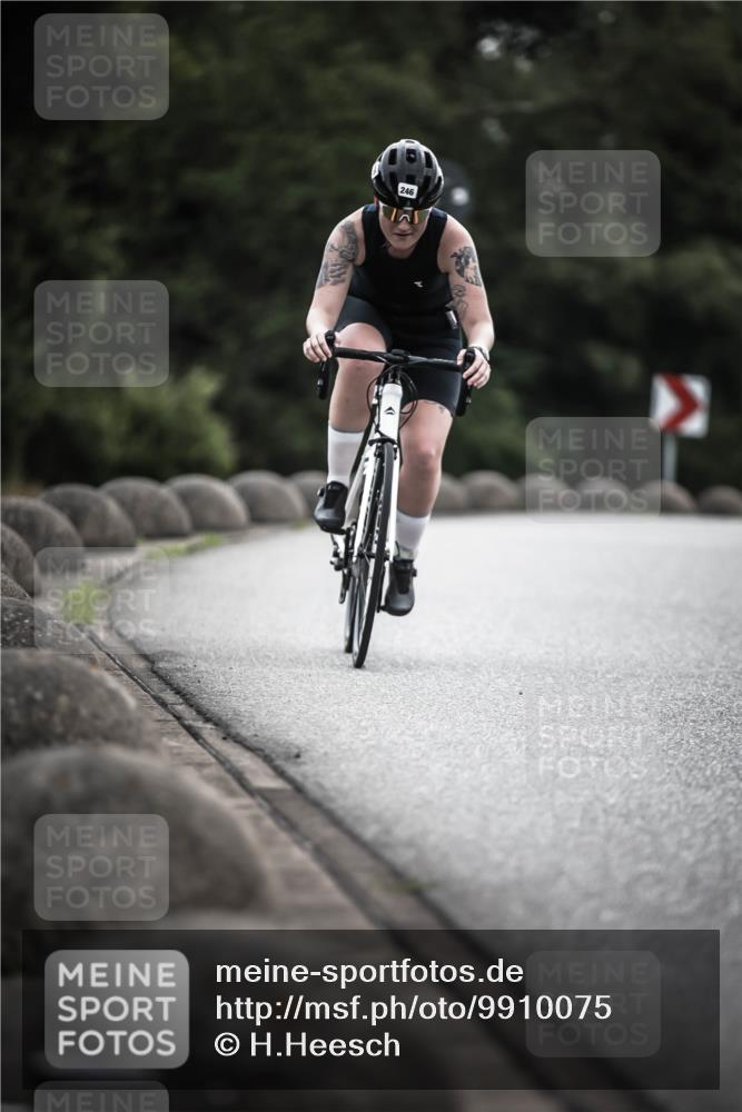 21.06.2026 - 29. Vierlanden-Triathlon H.Heesch http://msf.ph/oto/9910075 21.06.2026 09:30:23 Radfahren 80, 133, 246 meine-sportfotos.de