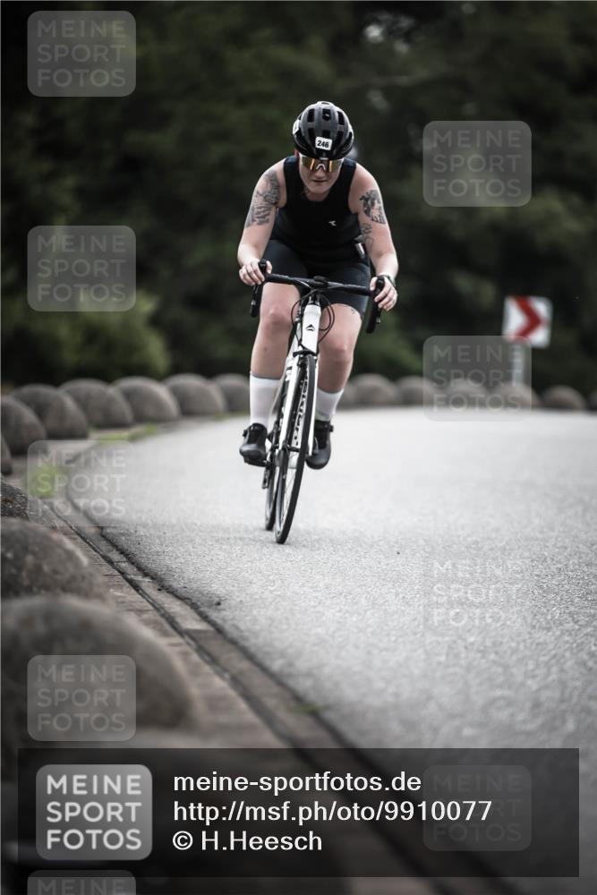 21.06.2026 - 29. Vierlanden-Triathlon H.Heesch http://msf.ph/oto/9910077 21.06.2026 09:30:23 Radfahren 80, 133, 246 meine-sportfotos.de