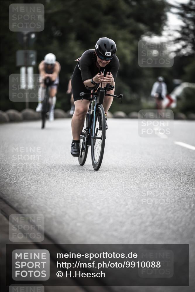 21.06.2026 - 29. Vierlanden-Triathlon H.Heesch http://msf.ph/oto/9910088 21.06.2026 09:30:32 Radfahren 35, 159, 225, 248, 295 meine-sportfotos.de