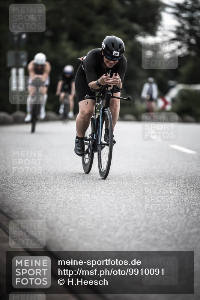 21.06.2026 - 29. Vierlanden-Triathlon H.Heesch http://msf.ph/oto/9910091 21.06.2026 09:30:32 Radfahren 35, 159, 225, 248, 295 meine-sportfotos.de