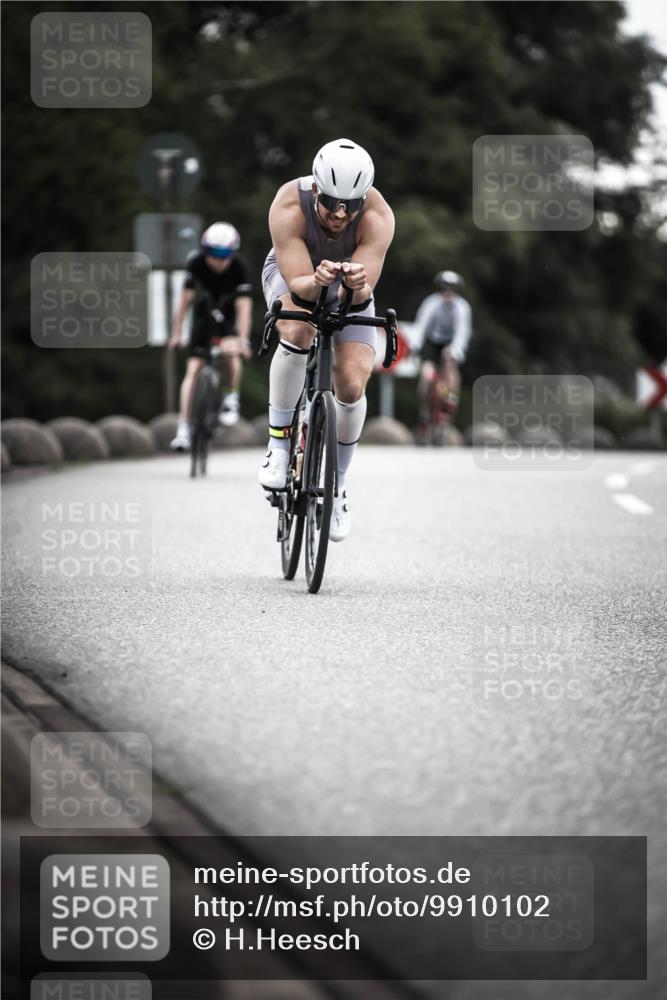 21.06.2026 - 29. Vierlanden-Triathlon H.Heesch http://msf.ph/oto/9910102 21.06.2026 09:30:33 Radfahren 35, 147, 159, 225, 248, 295 meine-sportfotos.de