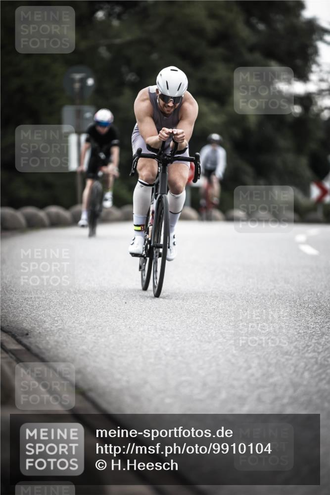 21.06.2026 - 29. Vierlanden-Triathlon H.Heesch http://msf.ph/oto/9910104 21.06.2026 09:30:33 Radfahren 35, 147, 159, 225, 248, 295 meine-sportfotos.de