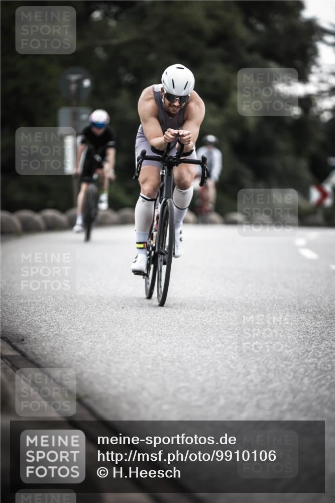 21.06.2026 - 29. Vierlanden-Triathlon H.Heesch http://msf.ph/oto/9910106 21.06.2026 09:30:33 Radfahren 35, 147, 159, 225, 248, 295 meine-sportfotos.de