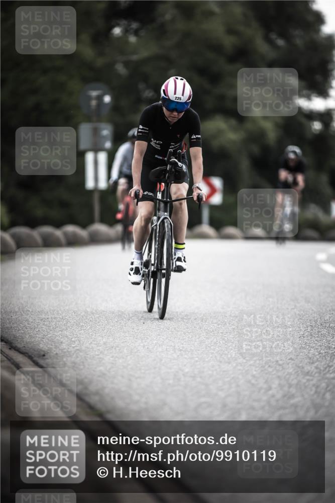 21.06.2026 - 29. Vierlanden-Triathlon H.Heesch http://msf.ph/oto/9910119 21.06.2026 09:30:35 Radfahren 35, 147, 159, 225, 248, 295 meine-sportfotos.de