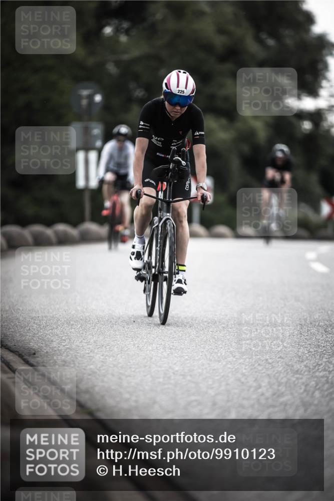 21.06.2026 - 29. Vierlanden-Triathlon H.Heesch http://msf.ph/oto/9910123 21.06.2026 09:30:35 Radfahren 35, 147, 159, 225, 248, 295 meine-sportfotos.de