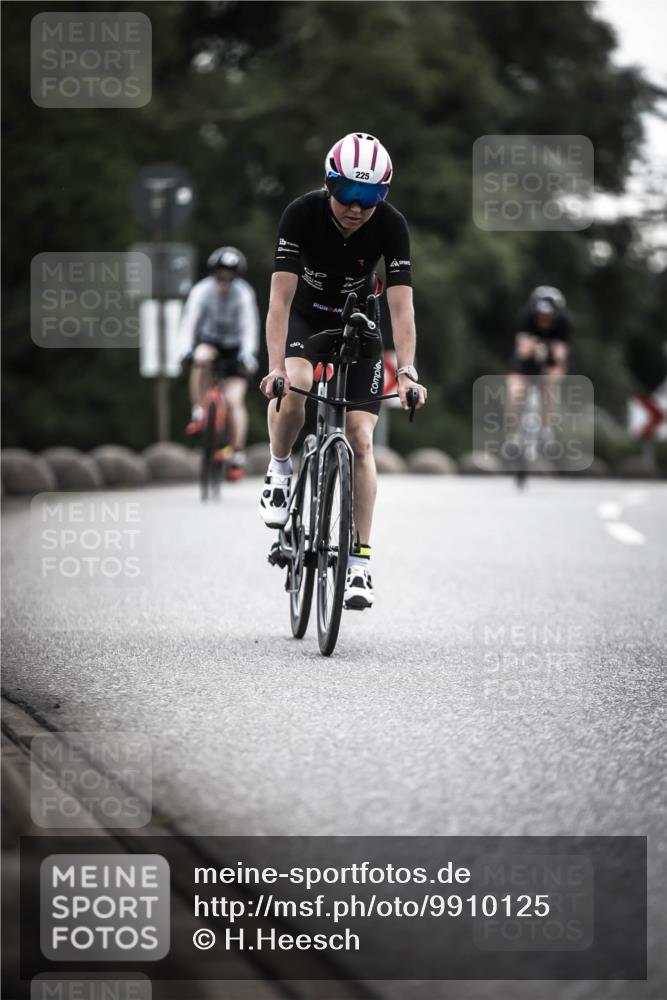 21.06.2026 - 29. Vierlanden-Triathlon H.Heesch http://msf.ph/oto/9910125 21.06.2026 09:30:35 Radfahren 35, 147, 159, 225, 248, 295 meine-sportfotos.de