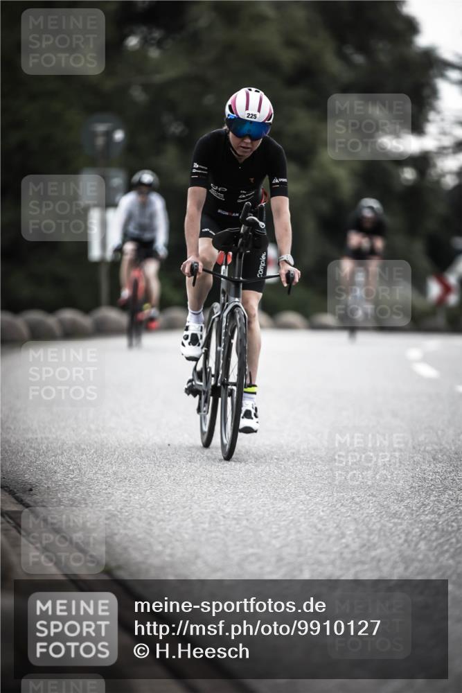 21.06.2026 - 29. Vierlanden-Triathlon H.Heesch http://msf.ph/oto/9910127 21.06.2026 09:30:35 Radfahren 35, 147, 159, 225, 248, 295 meine-sportfotos.de
