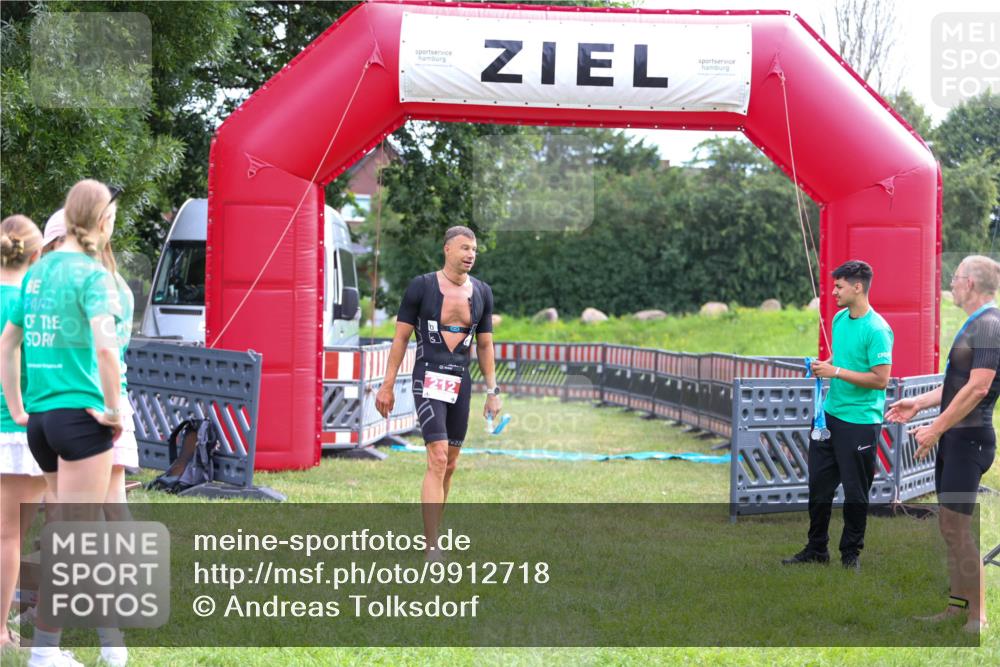 21.06.2026 - 29. Vierlanden-Triathlon Andreas Tolksdorf http://msf.ph/oto/9912718 21.06.2026 10:46:06 Ziel  meine-sportfotos.de