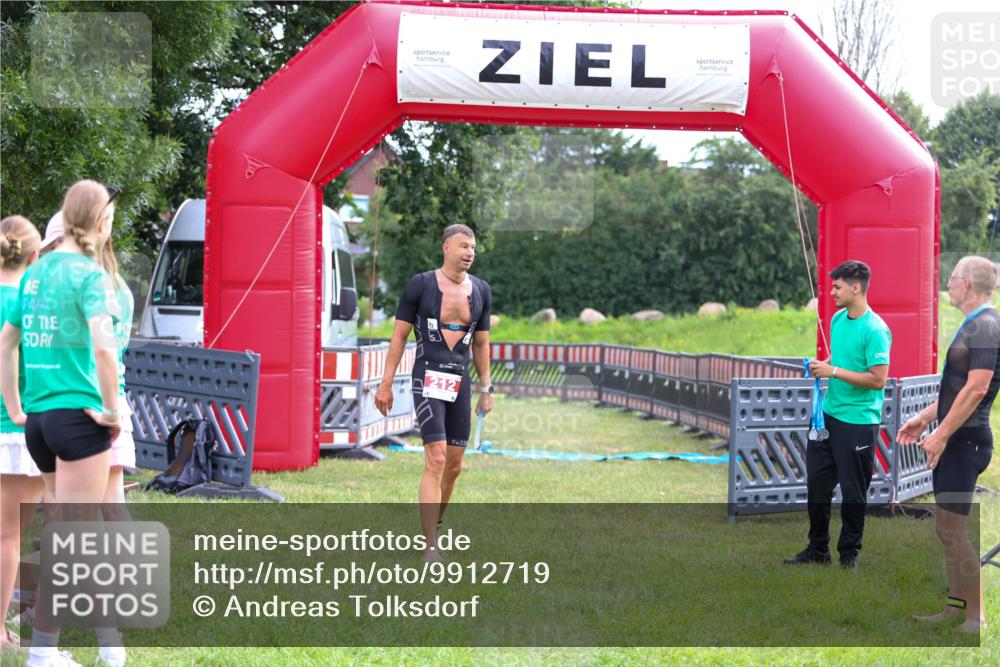 21.06.2026 - 29. Vierlanden-Triathlon Andreas Tolksdorf http://msf.ph/oto/9912719 21.06.2026 10:46:06 Ziel  meine-sportfotos.de