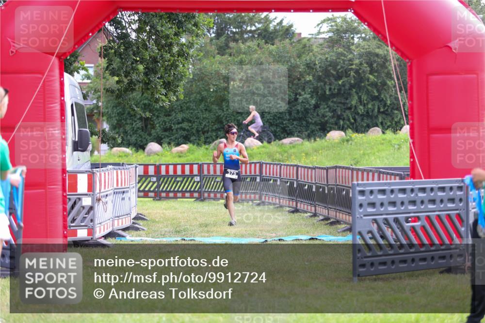 21.06.2026 - 29. Vierlanden-Triathlon Andreas Tolksdorf http://msf.ph/oto/9912724 21.06.2026 10:48:56 Ziel  meine-sportfotos.de
