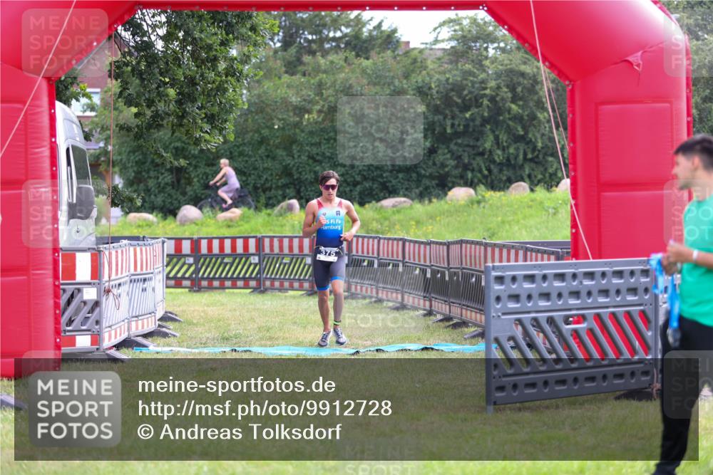 21.06.2026 - 29. Vierlanden-Triathlon Andreas Tolksdorf http://msf.ph/oto/9912728 21.06.2026 10:48:57 Ziel  meine-sportfotos.de