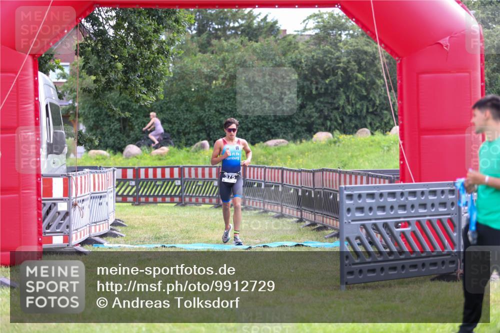 21.06.2026 - 29. Vierlanden-Triathlon Andreas Tolksdorf http://msf.ph/oto/9912729 21.06.2026 10:48:57 Ziel  meine-sportfotos.de