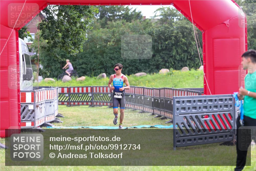 21.06.2026 - 29. Vierlanden-Triathlon Andreas Tolksdorf http://msf.ph/oto/9912734 21.06.2026 10:48:57 Ziel  meine-sportfotos.de