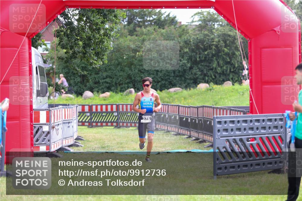 21.06.2026 - 29. Vierlanden-Triathlon Andreas Tolksdorf http://msf.ph/oto/9912736 21.06.2026 10:48:58 Ziel  meine-sportfotos.de