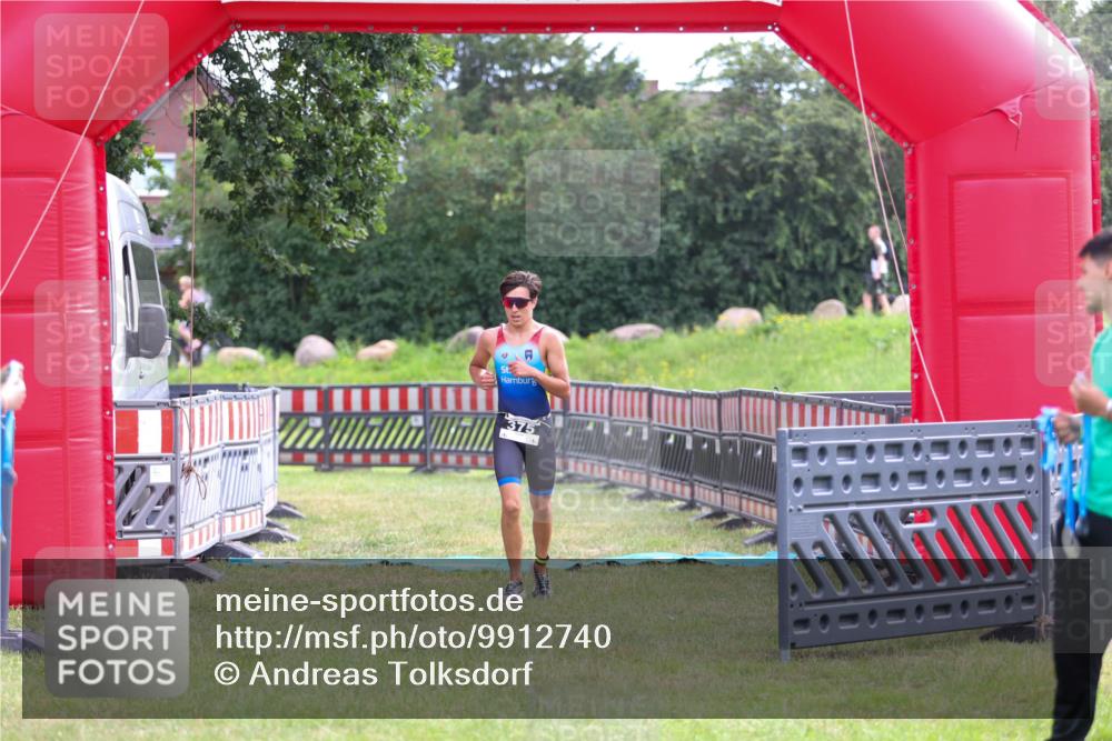 21.06.2026 - 29. Vierlanden-Triathlon Andreas Tolksdorf http://msf.ph/oto/9912740 21.06.2026 10:48:58 Ziel  meine-sportfotos.de