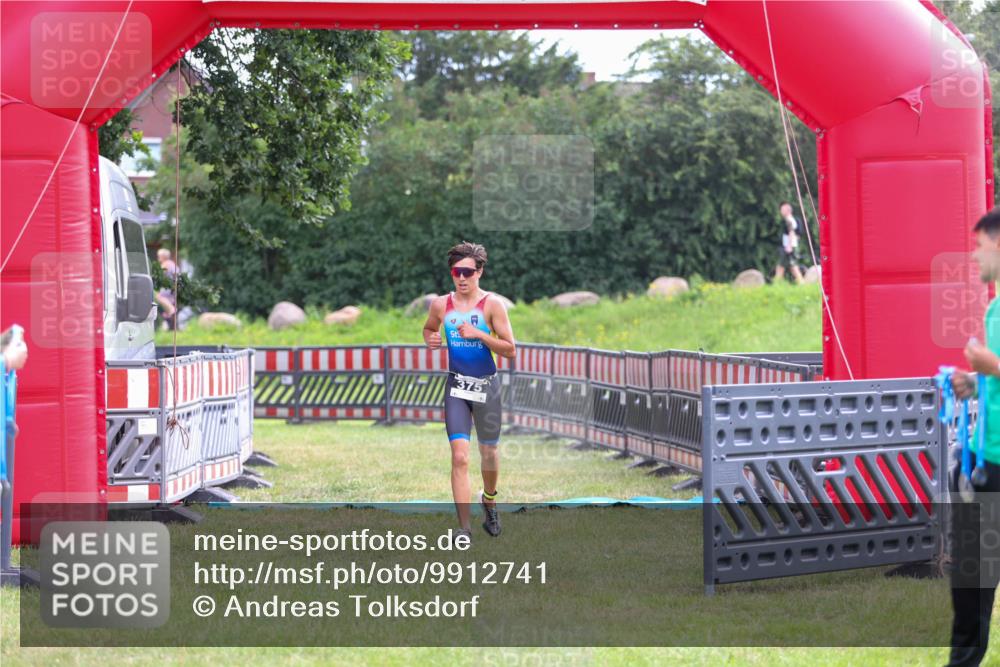 21.06.2026 - 29. Vierlanden-Triathlon Andreas Tolksdorf http://msf.ph/oto/9912741 21.06.2026 10:48:58 Ziel  meine-sportfotos.de