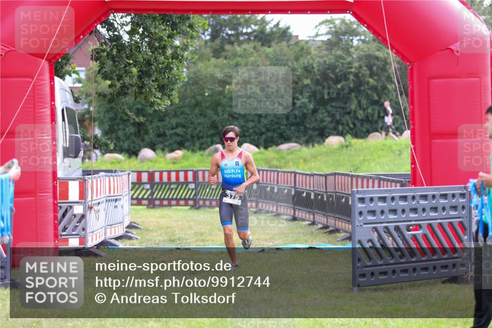 21.06.2026 - 29. Vierlanden-Triathlon Andreas Tolksdorf http://msf.ph/oto/9912744 21.06.2026 10:48:58 Ziel  meine-sportfotos.de