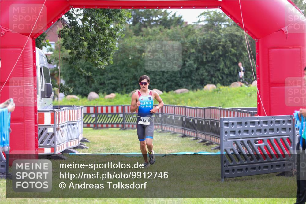 21.06.2026 - 29. Vierlanden-Triathlon Andreas Tolksdorf http://msf.ph/oto/9912746 21.06.2026 10:48:58 Ziel  meine-sportfotos.de