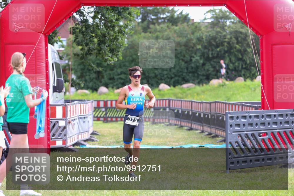 21.06.2026 - 29. Vierlanden-Triathlon Andreas Tolksdorf http://msf.ph/oto/9912751 21.06.2026 10:48:59 Ziel  meine-sportfotos.de