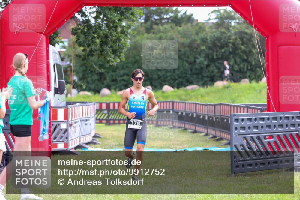 21.06.2026 - 29. Vierlanden-Triathlon Andreas Tolksdorf http://msf.ph/oto/9912752 21.06.2026 10:48:59 Ziel  meine-sportfotos.de