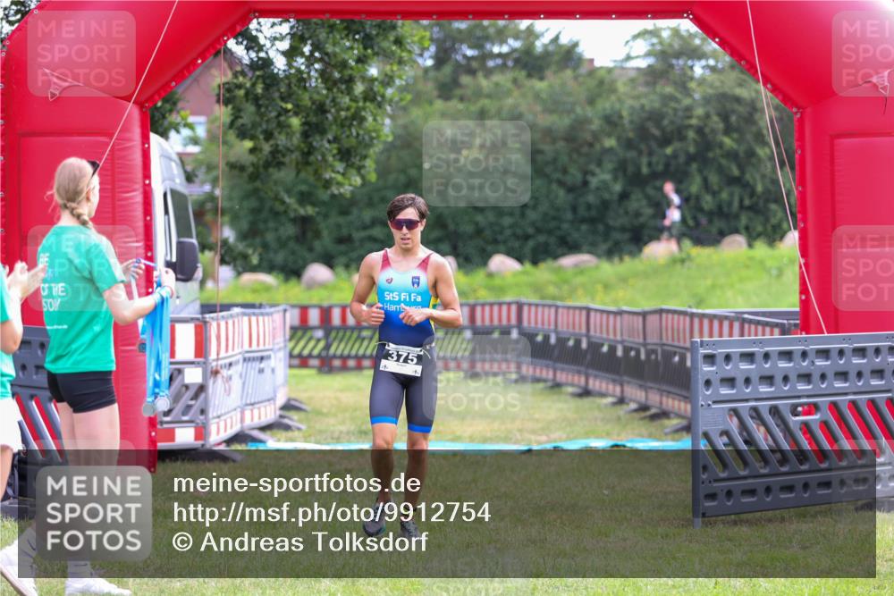 21.06.2026 - 29. Vierlanden-Triathlon Andreas Tolksdorf http://msf.ph/oto/9912754 21.06.2026 10:48:59 Ziel  meine-sportfotos.de
