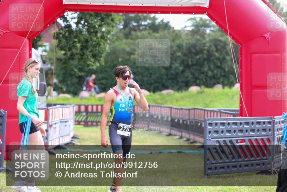 21.06.2026 - 29. Vierlanden-Triathlon Andreas Tolksdorf http://msf.ph/oto/9912756 21.06.2026 10:49:03 Ziel  meine-sportfotos.de