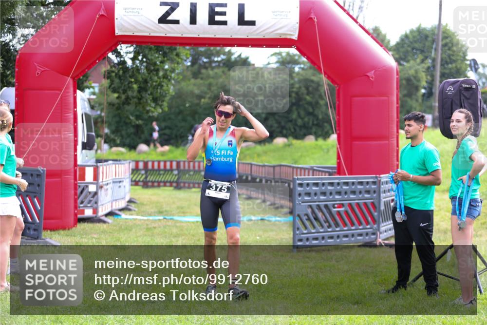 21.06.2026 - 29. Vierlanden-Triathlon Andreas Tolksdorf http://msf.ph/oto/9912760 21.06.2026 10:49:04 Ziel  meine-sportfotos.de