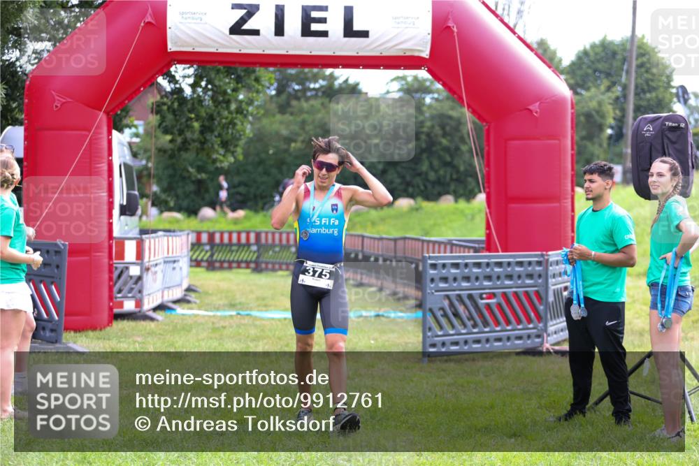 21.06.2026 - 29. Vierlanden-Triathlon Andreas Tolksdorf http://msf.ph/oto/9912761 21.06.2026 10:49:04 Ziel  meine-sportfotos.de