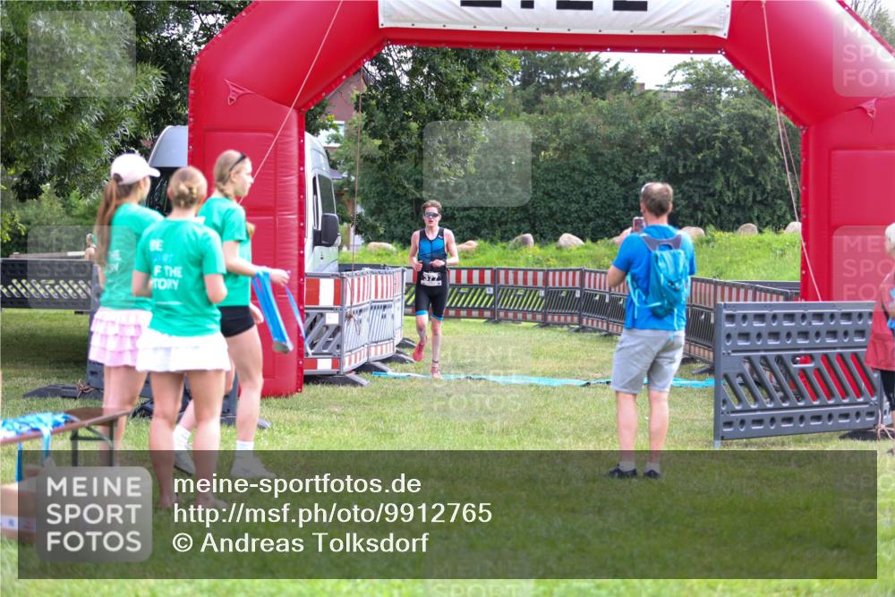 21.06.2026 - 29. Vierlanden-Triathlon Andreas Tolksdorf http://msf.ph/oto/9912765 21.06.2026 10:49:52 Ziel 335 meine-sportfotos.de