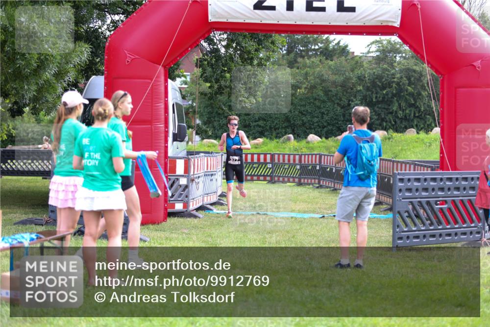 21.06.2026 - 29. Vierlanden-Triathlon Andreas Tolksdorf http://msf.ph/oto/9912769 21.06.2026 10:49:52 Ziel 335 meine-sportfotos.de