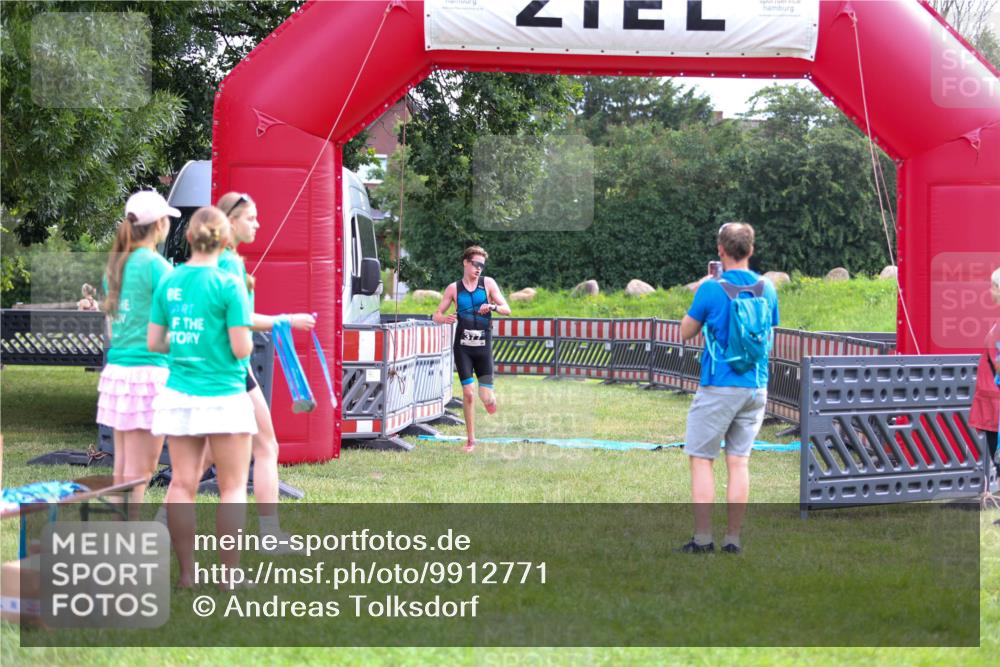 21.06.2026 - 29. Vierlanden-Triathlon Andreas Tolksdorf http://msf.ph/oto/9912771 21.06.2026 10:49:52 Ziel 335 meine-sportfotos.de