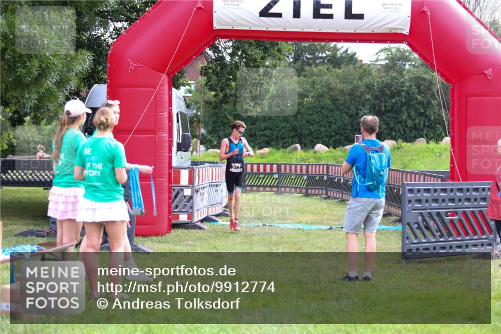 21.06.2026 - 29. Vierlanden-Triathlon Andreas Tolksdorf http://msf.ph/oto/9912774 21.06.2026 10:49:52 Ziel 335 meine-sportfotos.de