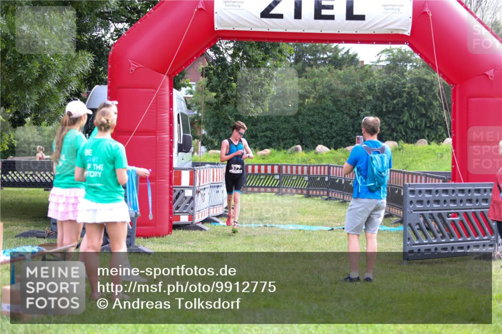 21.06.2026 - 29. Vierlanden-Triathlon Andreas Tolksdorf http://msf.ph/oto/9912775 21.06.2026 10:49:52 Ziel 335 meine-sportfotos.de