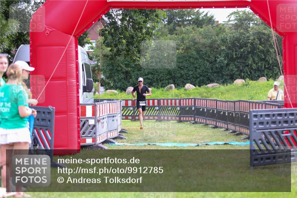 21.06.2026 - 29. Vierlanden-Triathlon Andreas Tolksdorf http://msf.ph/oto/9912785 21.06.2026 10:51:41 Ziel 311 meine-sportfotos.de