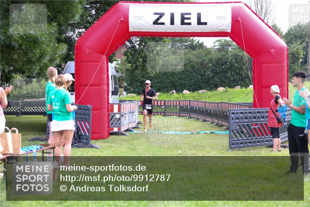 21.06.2026 - 29. Vierlanden-Triathlon Andreas Tolksdorf http://msf.ph/oto/9912787 21.06.2026 10:51:43 Ziel 311 meine-sportfotos.de
